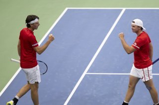 Marc-Andrea Hüsler et Dominic Strickler ont enlevé 9 des 10 derniers jeux de leur double. KEYSTONE/PETER KLAUNZER